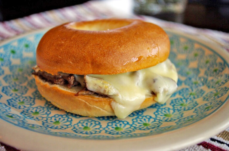 Bagel Sandwich with Roast Beef