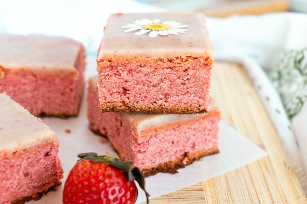 Strawberry Blondies with White Chocolate Strawberry Ganache Strawberry Blondies with White Chocolate Strawberry Ganache