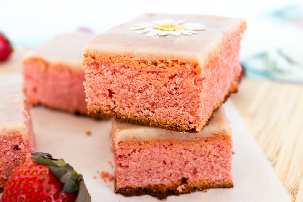 Strawberry Blondies with White Chocolate Strawberry Ganache Strawberry Blondies with White Chocolate Strawberry Ganache