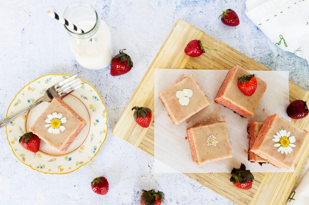 Strawberry Blondies with White Chocolate Strawberry Ganache Strawberry Blondies with White Chocolate Strawberry Ganache