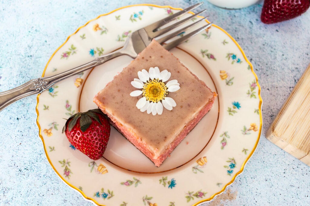 Strawberry Blondies with White Chocolate Strawberry Ganache Strawberry Blondies with White Chocolate Strawberry Ganache