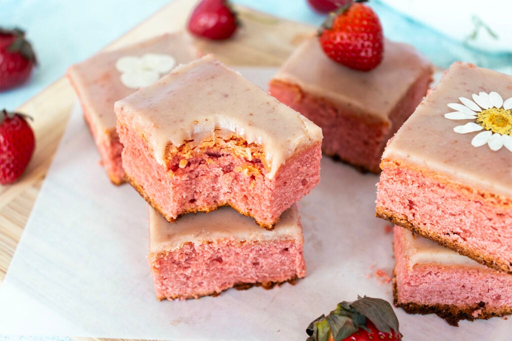 Strawberry Blondies with White Chocolate Strawberry Ganache Strawberry Blondies with White Chocolate Strawberry Ganache