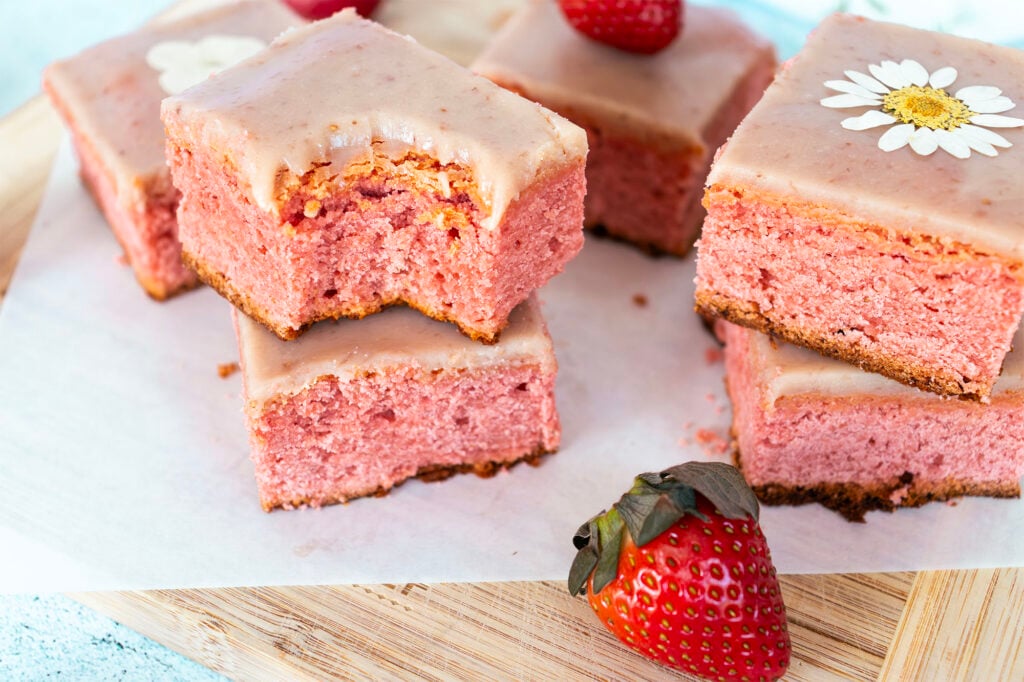Strawberry Blondies with White Chocolate Strawberry Ganache Strawberry Blondies with White Chocolate Strawberry Ganache